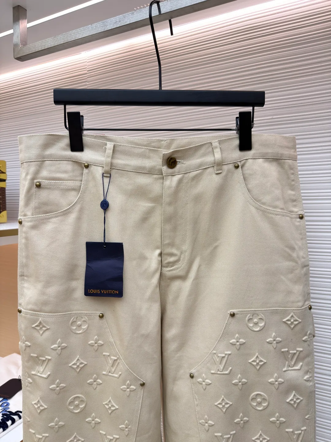 LOUIS VUITTON embossed denim trousers ●Original version: Purchased and developed by 17576 ●Item number: 1681329-B70 ●Material: denim fabric ●Technology: embossed embossed production ●Color: Khaki ●Type: fitted version ●Weight: about 840 grams ●Size: S-M-L-XL ●Description: Leg zipper slit design Clear traces of engraved logo Every detail strictly follows the original version The overall washing process uses heavy fermentation to wash and stir-fry the colors. Each pattern is filled with silicone to prevent dents. It is made by spraying and splicing. The thighs are decorated with Monogram pockets. 1V jacquard details are aligned. The embossed embossing pattern is clear. The pockets are made of fine workmanship. Straight lines. A total of 15 1V engraved buttons throughout the body. Customized brand logo patch logo on the inside. Embellished with hidden zipper fly. YB hardware molded custom buttons Customized new logo leather on the back and a full set of accessories. The overall wiring is straight and delicate, the fabric is comfortable and soft, and the color is consistent without color difference. It can be matched with the same style to create a fashionable look and control various occasions. Customized accessories, complete with three standards, same style for men and women!